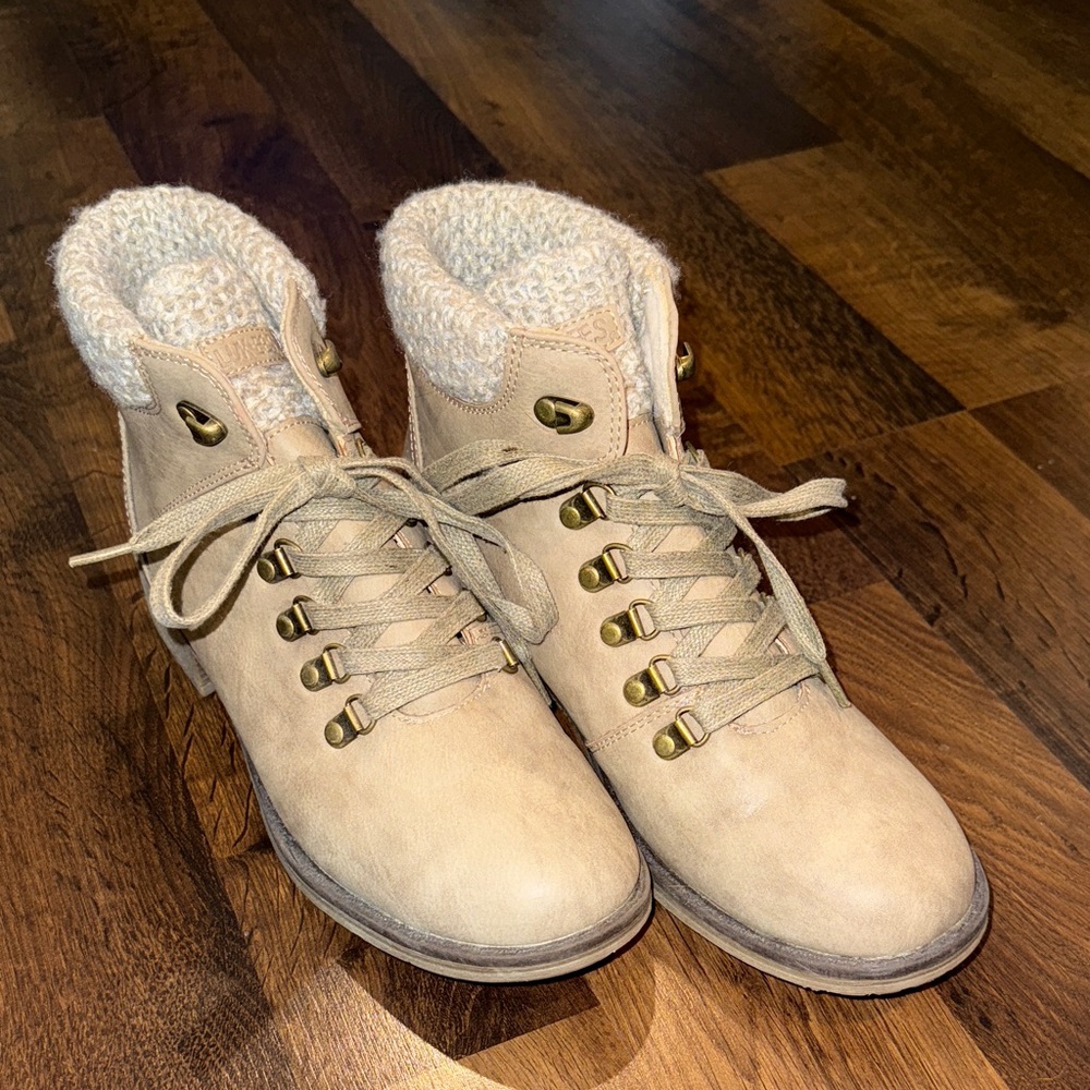 Muk Luk “Luk ees” size 9.5 Women's Tan Lace-Up Denali Ankle Boots